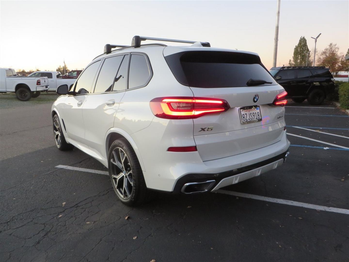 2022 White /BROWN BMW X5 xDrive40i (5UXCR6C08N9) with an 3.0L L6 DOHC 24V engine, 8A transmission, located at 2630 Grass Valley Highway, Auburn, CA, 95603, (530) 508-5100, 38.937893, -121.095482 - Photo#6